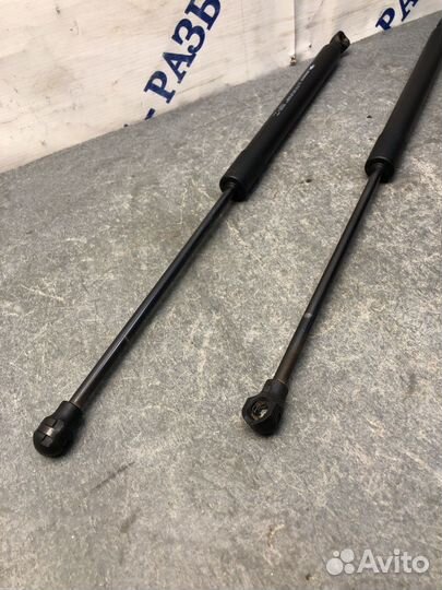 Упор багажника каптюр