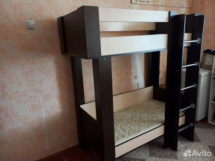Двухъярусная кровать