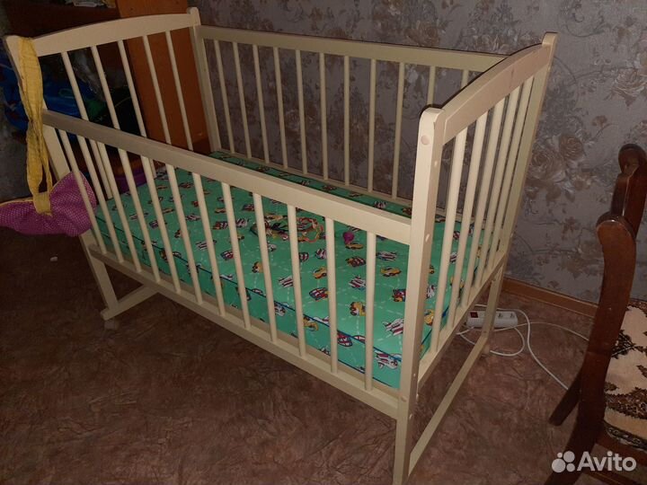 Детская кроватка с матрасом