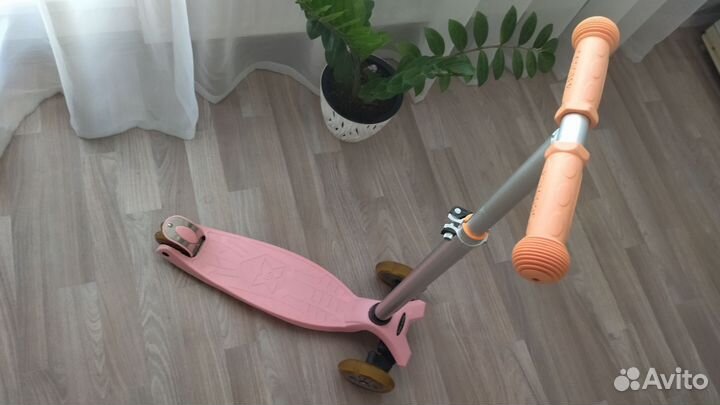 Самокат детский со светящимися колесами