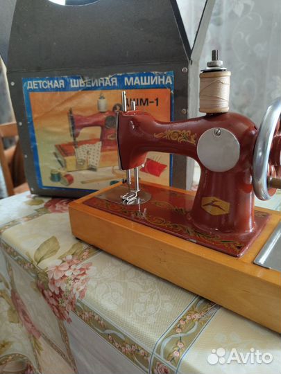 Детская швейная машинка времён СССР