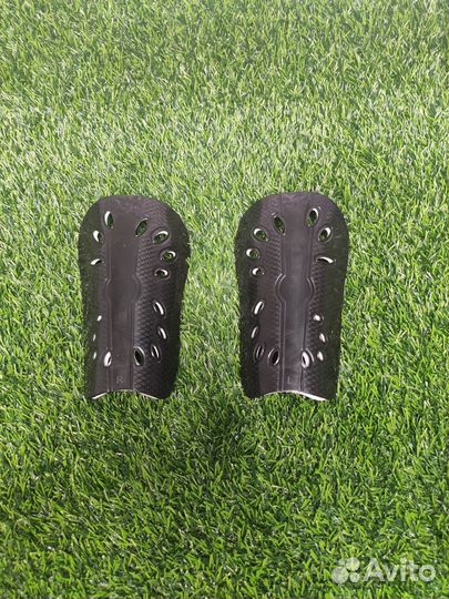 Щитки футбольные для взрослых и детей