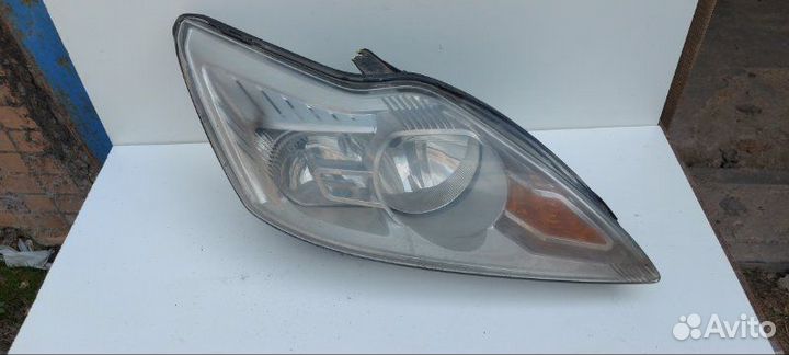 Фара галогеновая передняя правая Ford Focus 2