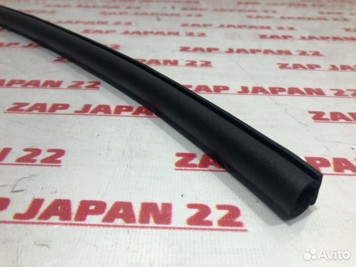 Уплотнитель капота левый Mitsubishi