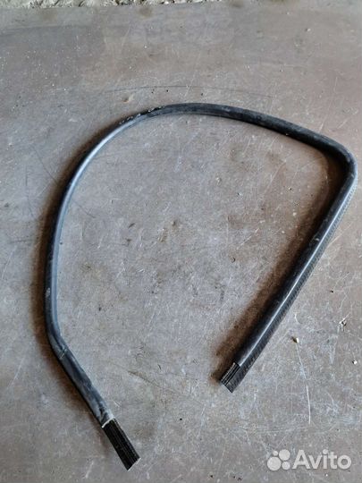 Уплотнитель стекла передний правый Volvo S40