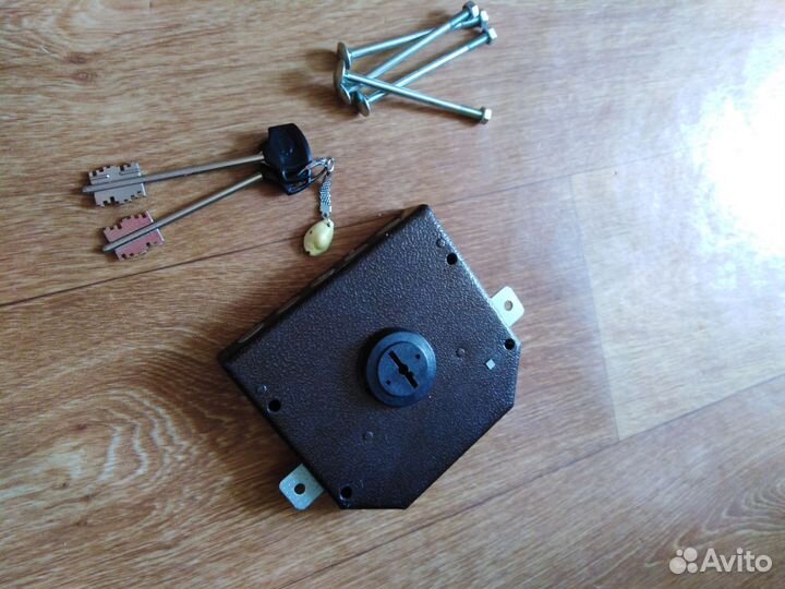 Замок гаражный накладной