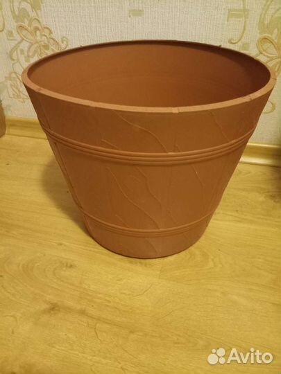 Большой цветочный горшок