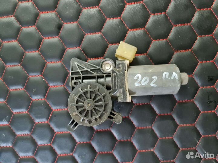 Моторчик стеклоподъемника передний Mercedes W202