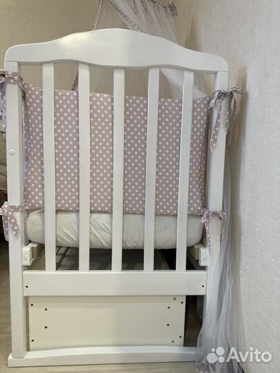 Детская кроватка с маятником и ящиком