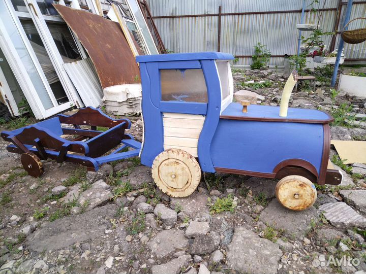 Синий трактор деревянный