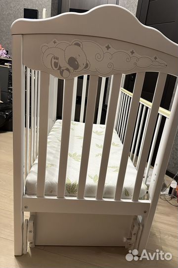 Детская кроватка с универсальным маятником