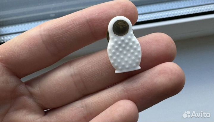 Брошь матрешка