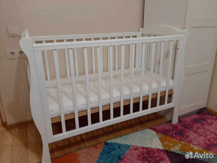 Детская кроватка с маятником и ящиком