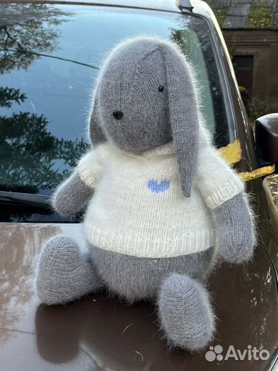 Игрушка заяц вязаный