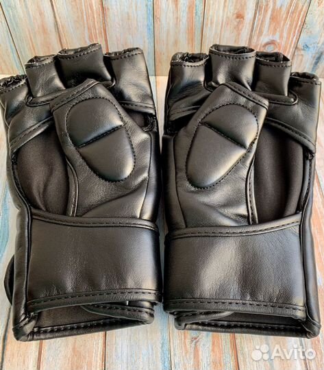 Перчатки с автографом Петра Яна