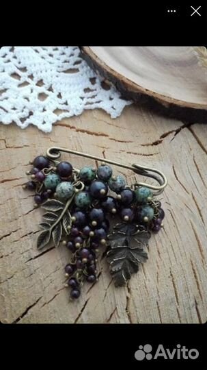 Брошь из натуральных камней