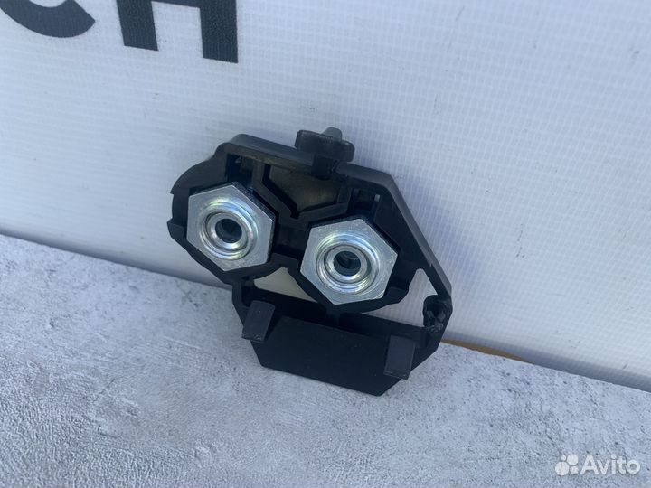 Кронштейн фары правый Mercedes A2056260312