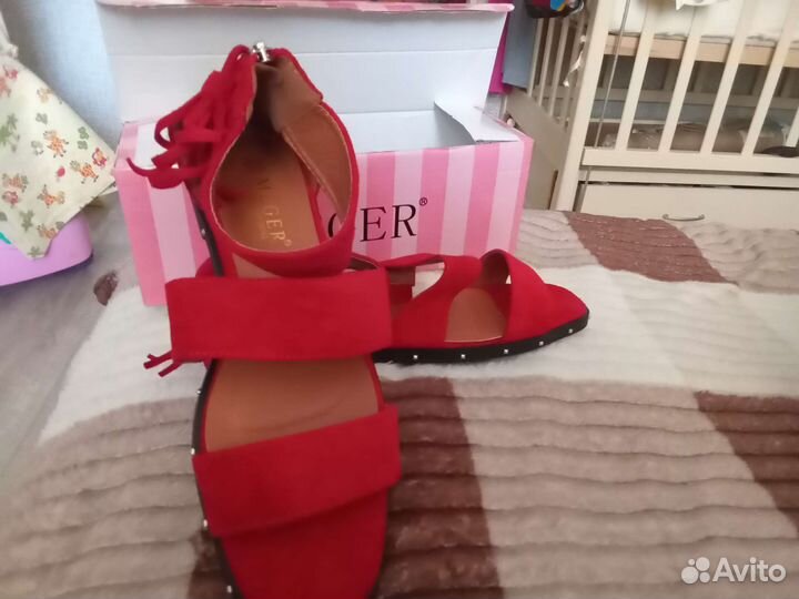 Сандалии новые