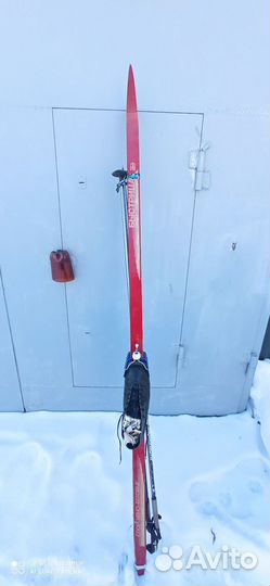 Лыжи с палками и ботинками 195