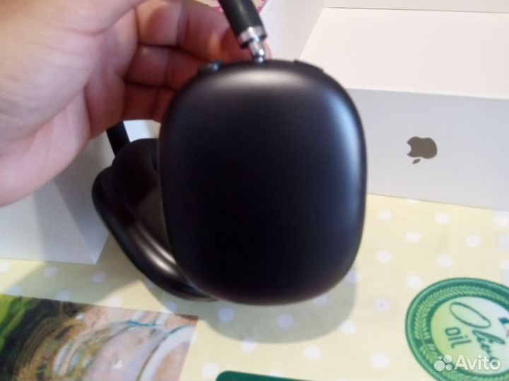 Продаю наушники оригинал чек потерял брал за 57