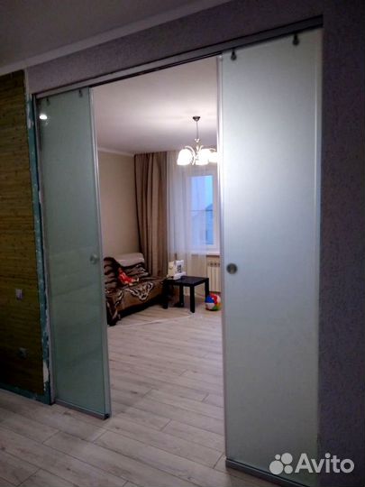 Дверная перегородка из ударопрочного стекла