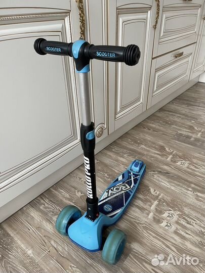 Самокат трехколесный