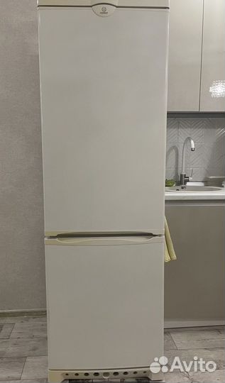 Холодильник бу indesit