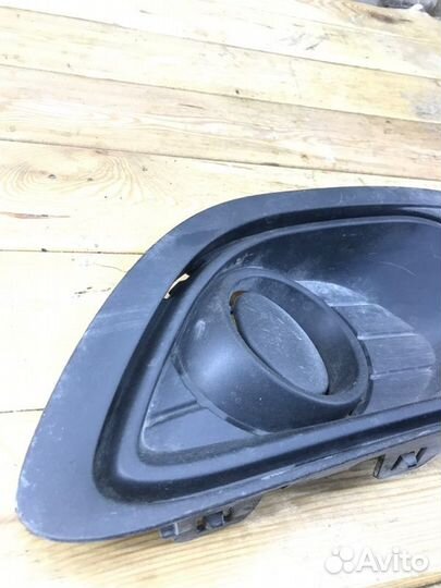 Накладка противотуманной фары правая Renault Logan