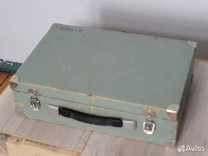 Крепкий ящик с ручкой замками и ножками