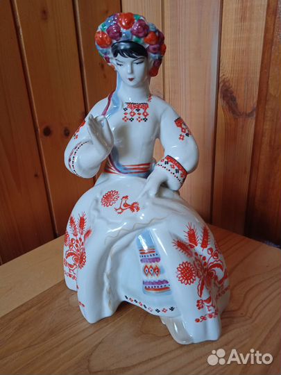 Статуэтка Вышивальщица