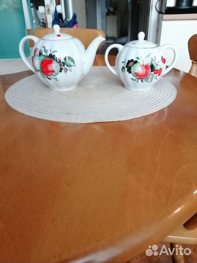 Заварочный чайник и сахарница