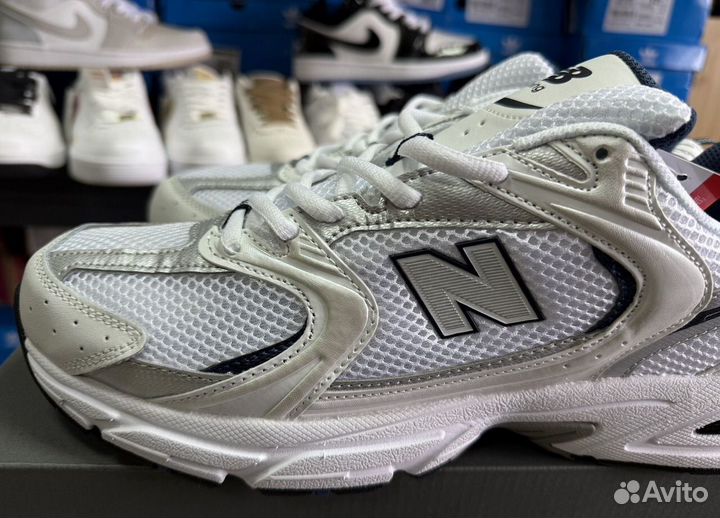 Кроссовки с сетчатой вставкой