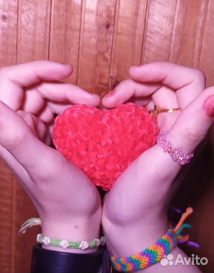 Вязаный брелок на сумку