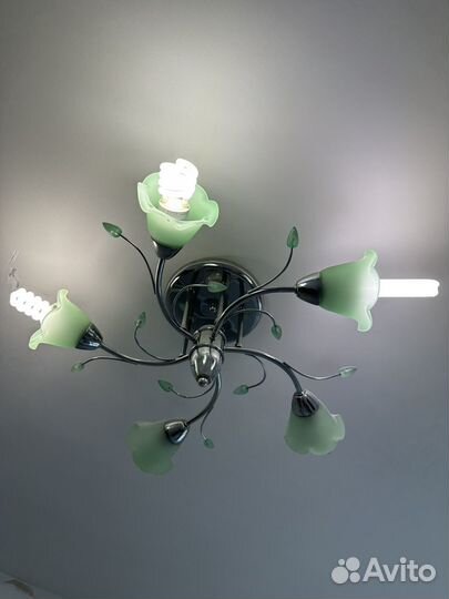 Люстра потолочная с зелеными лепестками