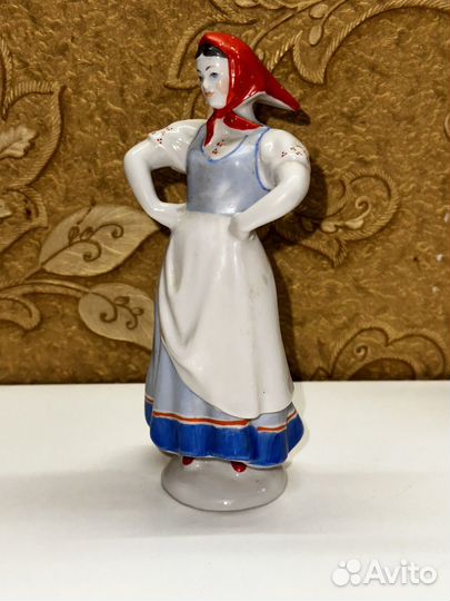 Фарфоровая статуэтка плясунья