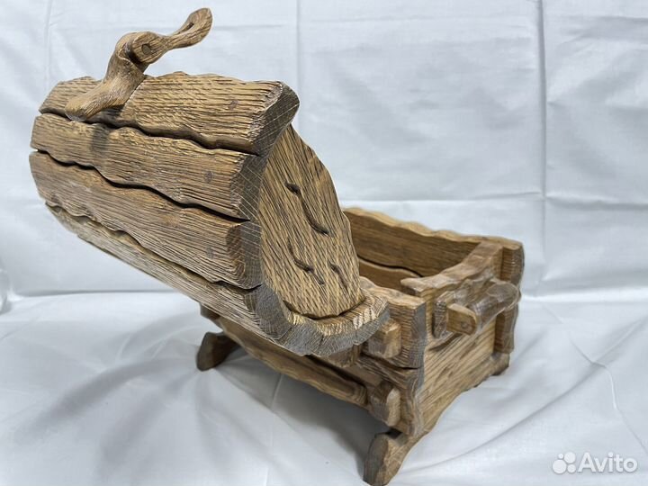 Сундук из резного дерева