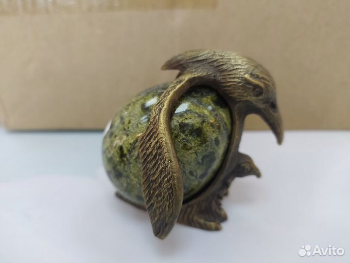 Фигурки из бронзы и минерала