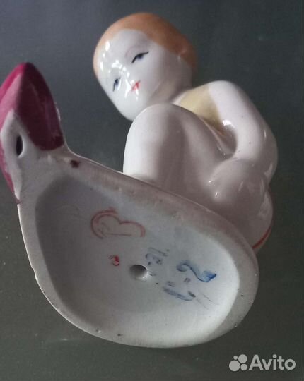 Статуэтка фарфор Девочка с корабликом