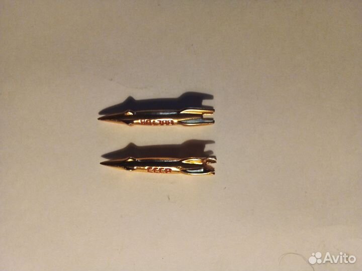 Значки, модельки ракет с надписями Восток и СССР