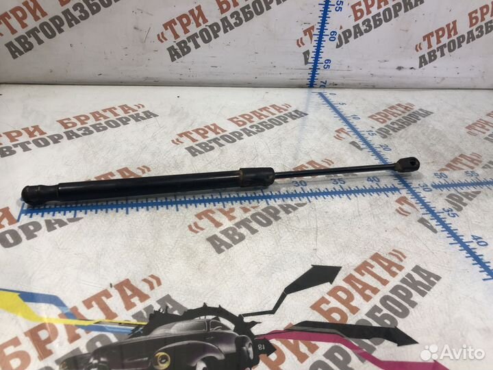 Шкода Фабия Амортизатор задней крышки багажника