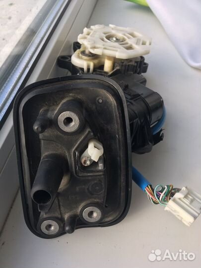 Кронштейн крепления бокового зеркала (левое)