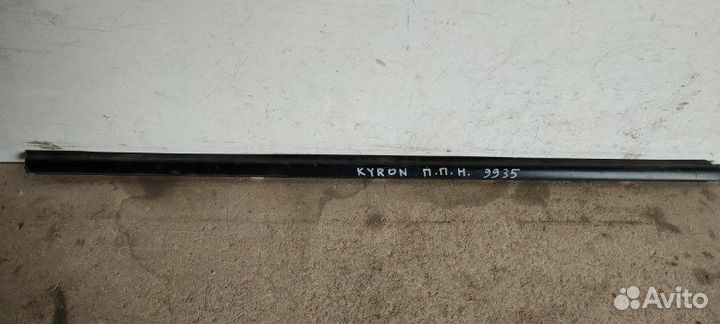 Молдинг стекла передний правый Ssang Yong Kyron