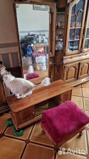 Винтажное трюмо туалетный столик с зеркалом, пуфом