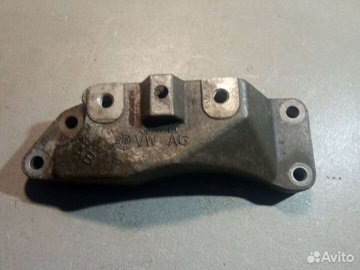Опора кронштейн АКПП Skoda Volkswagen Audi