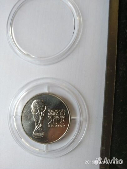 Купюра и монета сто рублей фифа