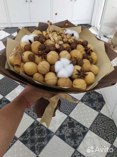 Букет из орехов