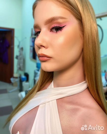 Модель на яркий макияж