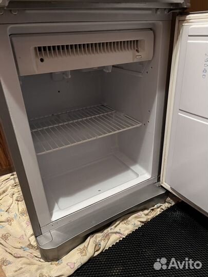 Холодильник с морозильной камерой