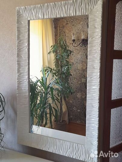Зеркало и стол