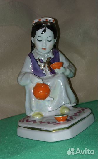 Фарфоровая статуэтка Девушка С Чайником